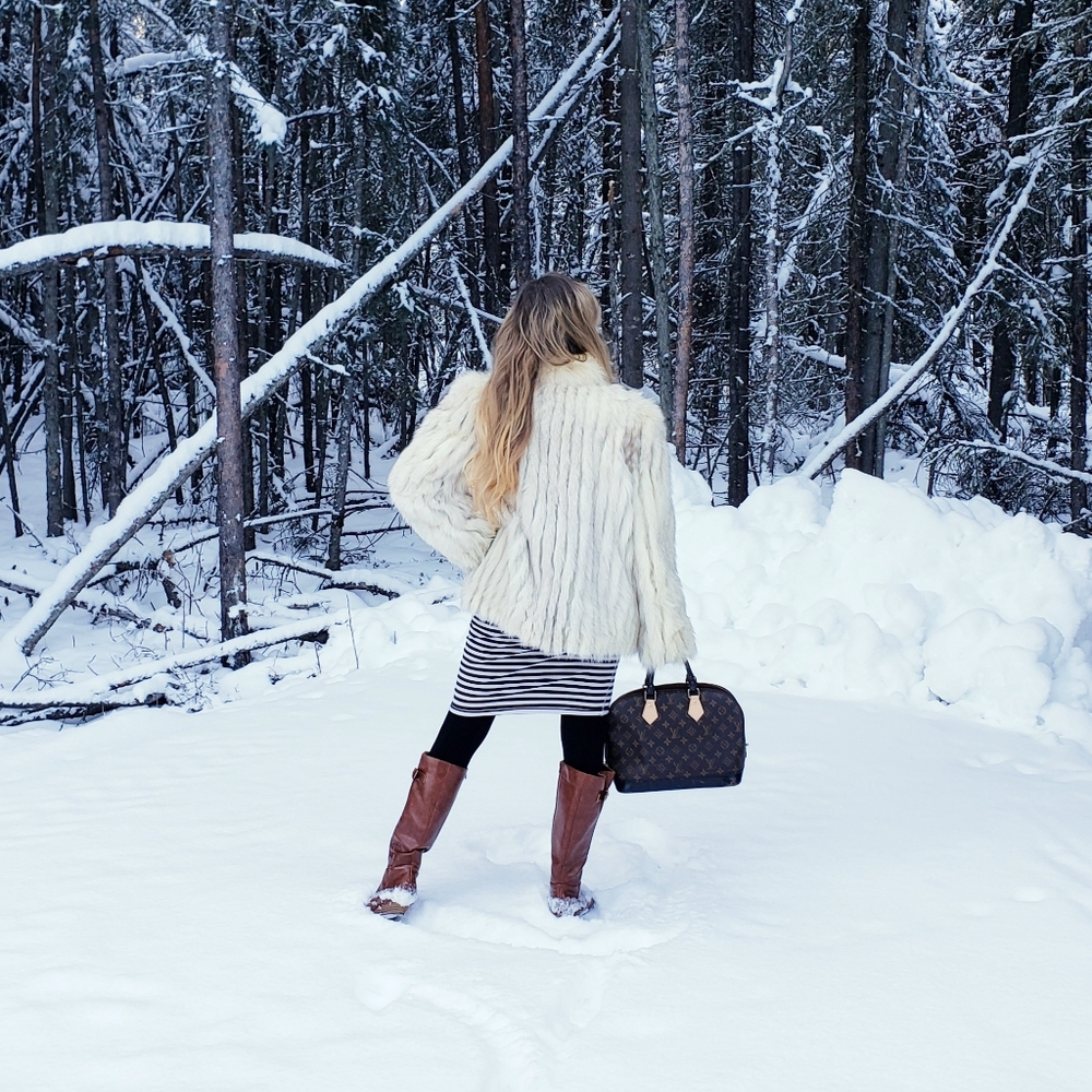 SALE <3 Gorgeous White SAGA Fox real fur coat! 😍